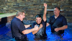 45,000 People Baptised At Rick Warren\'s Saddleback Church