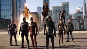 The CW \'Heroes vs Aliens\' crossover spoilers: First full-length trailer previews alien invasion; stars tease crossover details