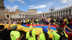 Nuns and refugees run through Rome for 'multi-religious' half-marathon praised by Pope Francis