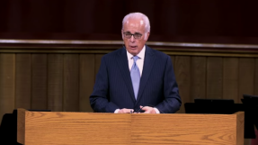 Women pastors 'are a disgrace', says John MacArthur 