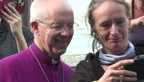 Archbishop of Canterbury prays with mourners waiting to see Queen lying in state