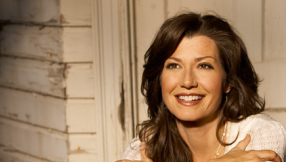 Amy Grant criticised over plan to host niece's lesbian wedding