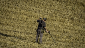 UK archaeologists use metal-detecting hobbyists\' finds to study medieval faith