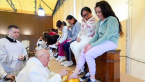 Pope Francis washes feet of female prisoners