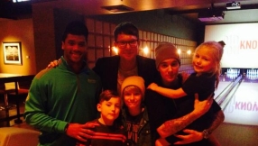 Justin Bieber worships with Pastor Judah Smith and NFL quarterback Russell Wilson at Seattle\'s City Church 