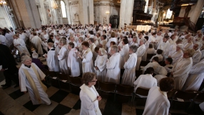 Clergy may \'dress down\' after CofE relaxes rules on vestments