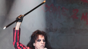 Alice Cooper loves to hold Bible studies