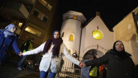 Muslims and Norwegian JewsÂ form \'ring of peace\' in Oslo