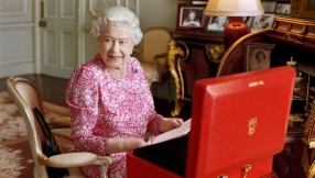 Without fuss, Queen becomes Britain\'s longest-reigning monarch 