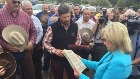 Texan Christians on horseback deliver Ten Commandments tablet to Oklahoma in protest at monument\'s removal