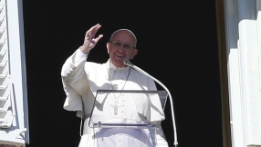 Pope Francis urges migrants to hold on to hope