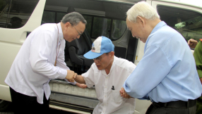 Vietnam releases dissident priest on eve of Obama visit