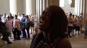 Woman\'s incredible rendition of national anthem stuns visitors at Lincoln Memorial: \'That was the Holy Spirit\'