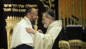 Rabbis oppose Britain\'s Chief Rabbi in faith schools controversy