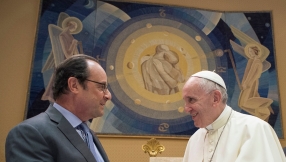 French President Hollande grateful for Pope\'s support after terror attacks but stays defiant over country\'s secularism