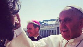 \'Ben-Hur\' Jesus actor Rodrigo Santoro gets special blessing from Pope Francis